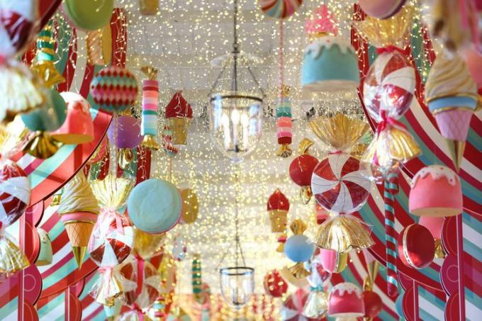 Enfeites com tema de doces pendurados no teto do corredor entre a Ala Leste e a Residência durante uma prévia da mídia sobre as decorações do feriado na Casa Branca em 27 de novembro de 2023 em Washington, DC. 