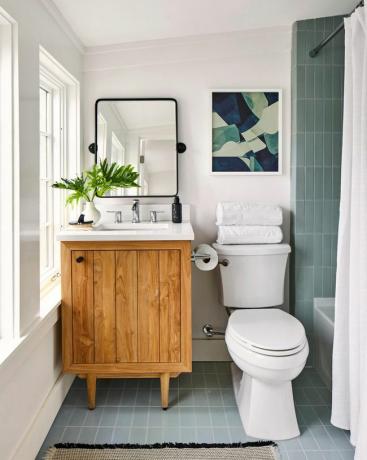 Real Simple Home Loft Banheiro, paredes brancas e vaidade de madeira
