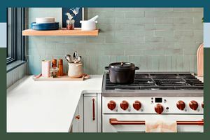 Cozinha Real Simple Home 2022 com azulejos azuis
