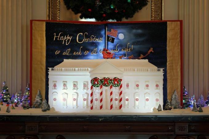 Um pão de gengibre da Casa Branca é exibido na Sala de Jantar de Estado durante uma prévia da mídia das decorações do feriado de 2023 na Casa Branca em 27 de novembro de 2023 em Washington, DC.